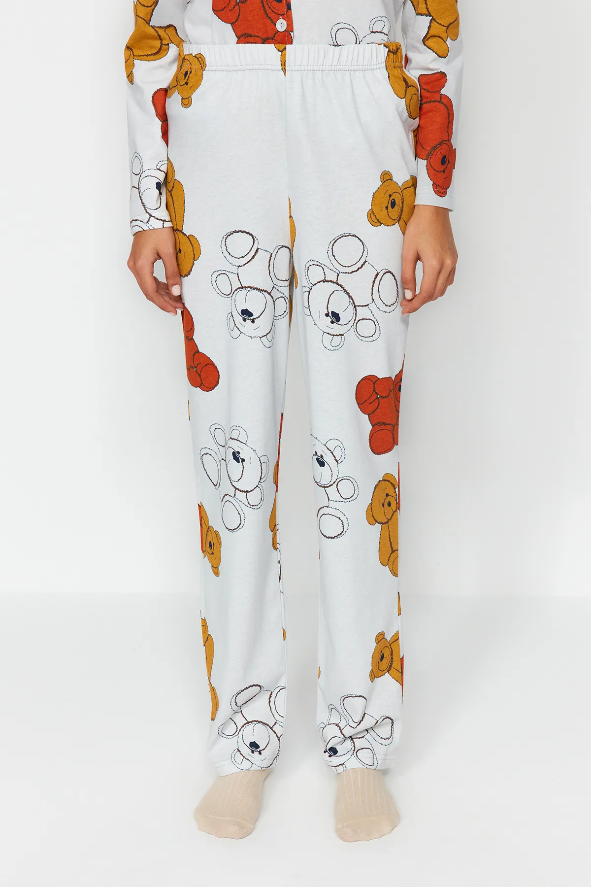 Trendyol Collection  Graues Pyjama-Set aus Hemd und Hose aus 100 % Baumwolle mit Teddybär-Muster THMAW24PT00002