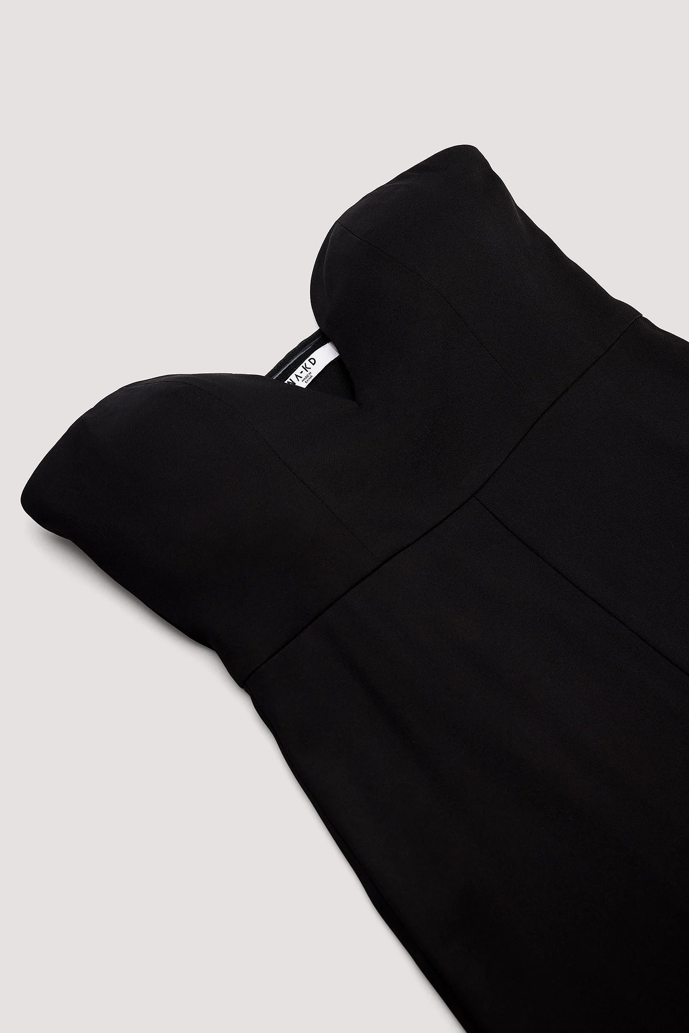 Jumpsuit mit tiefem Ausschnitt