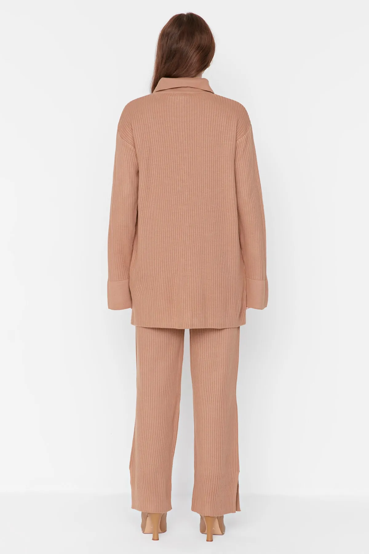 Trendyol Modest  Kamelfarbenes Strickset aus Cardigan und Hose mit Schlitzdetail TCTAW23US00028