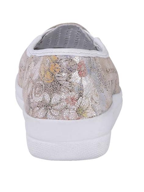 Slipper mit sommerlich luftigen Durchbrüchen