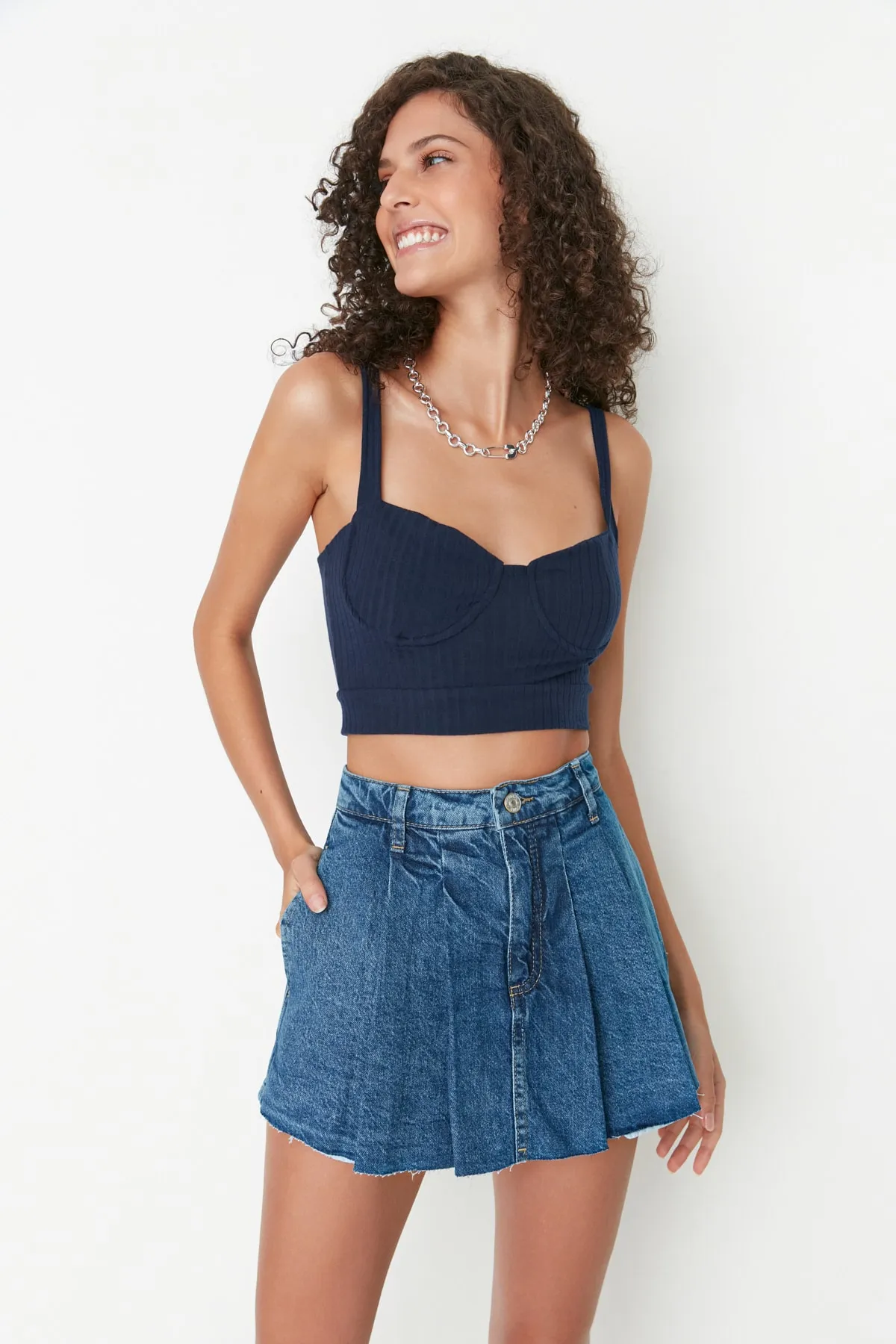 Trendyol Collection  Blauer, plissierter Denim-Shortsrock mit normaler Taille TWOSS22SR00163