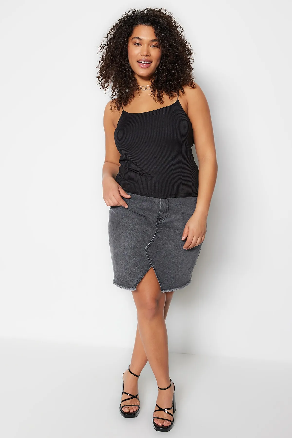 Trendyol Curve  Schwarze Crop-Strickbluse mit Riemchenmuster TBSSS23AF00013