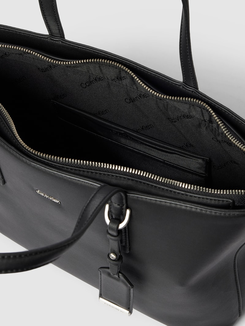 Shopper mit Label-Detail in schwarz