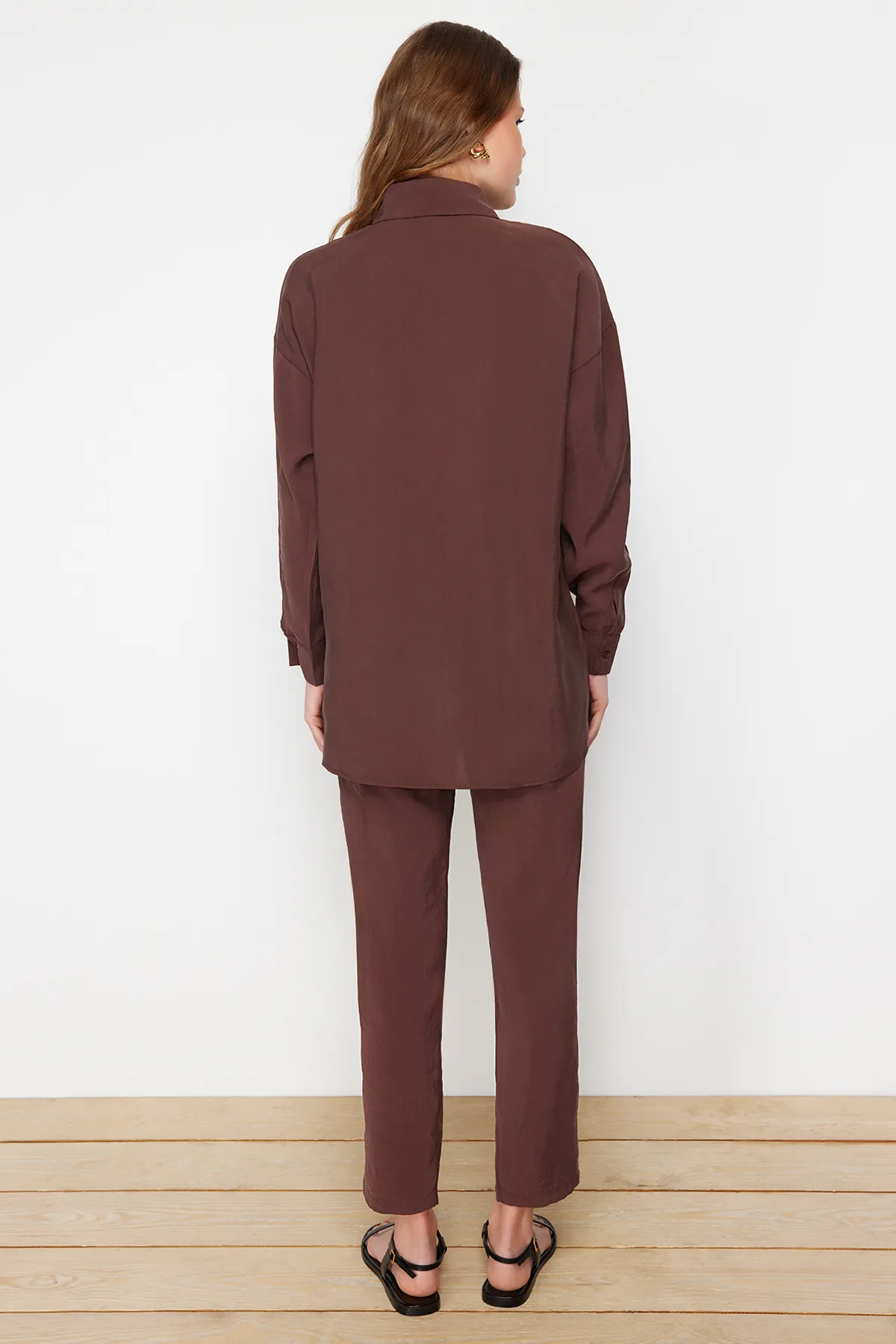Trendyol Modest  Braunes Modalgewebe-Set aus gewebtem Unterteil, Oberteil, Hemd und Hose TCTSS24US00058