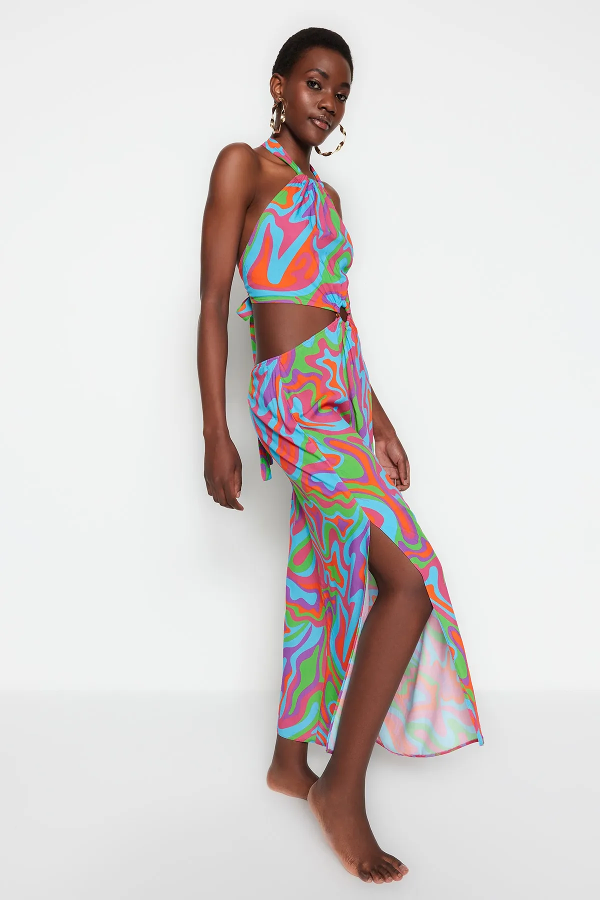 Trendyol Collection  Abstrakt gemustertes Maxi-Strandkleid mit gewebten Accessoires TBESS23EL00076