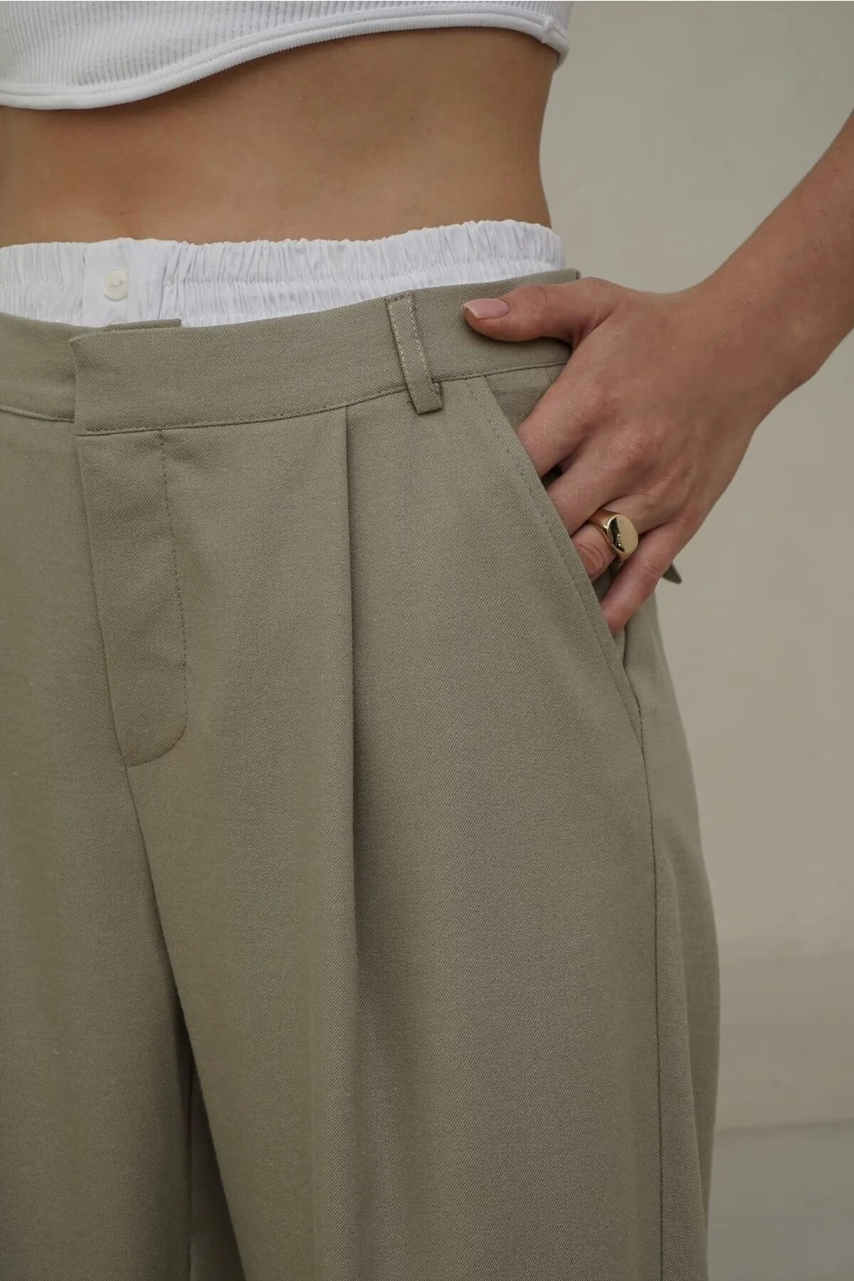 MAİ COLLECTİON  Olivgrüne Palazzo-Hose mit Mohnblumen-Boxerdetail