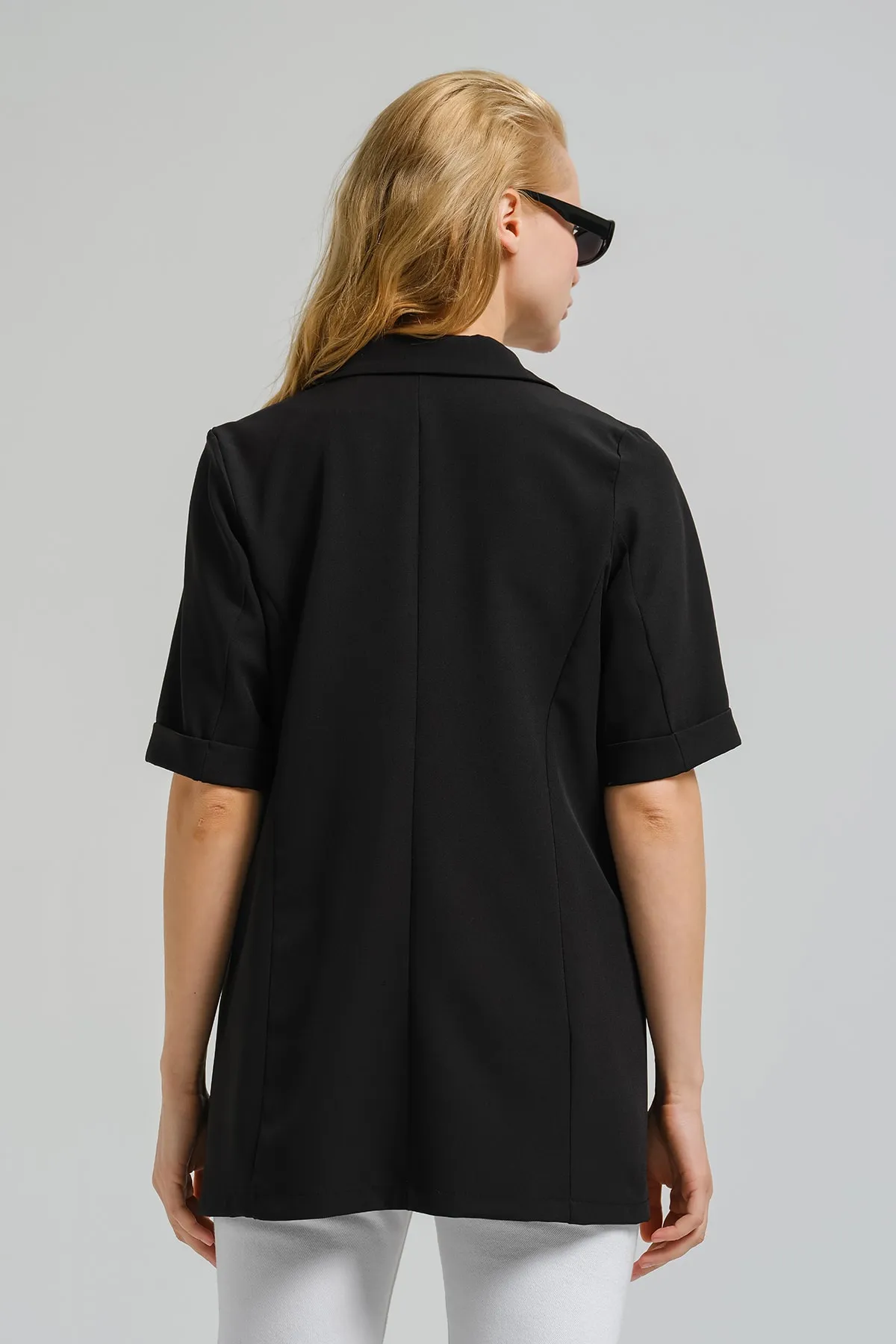 armonika  Schwarze, kurzärmelige Oversize-Jacke mit zwei Knöpfen für Damen ARM-23Y001034