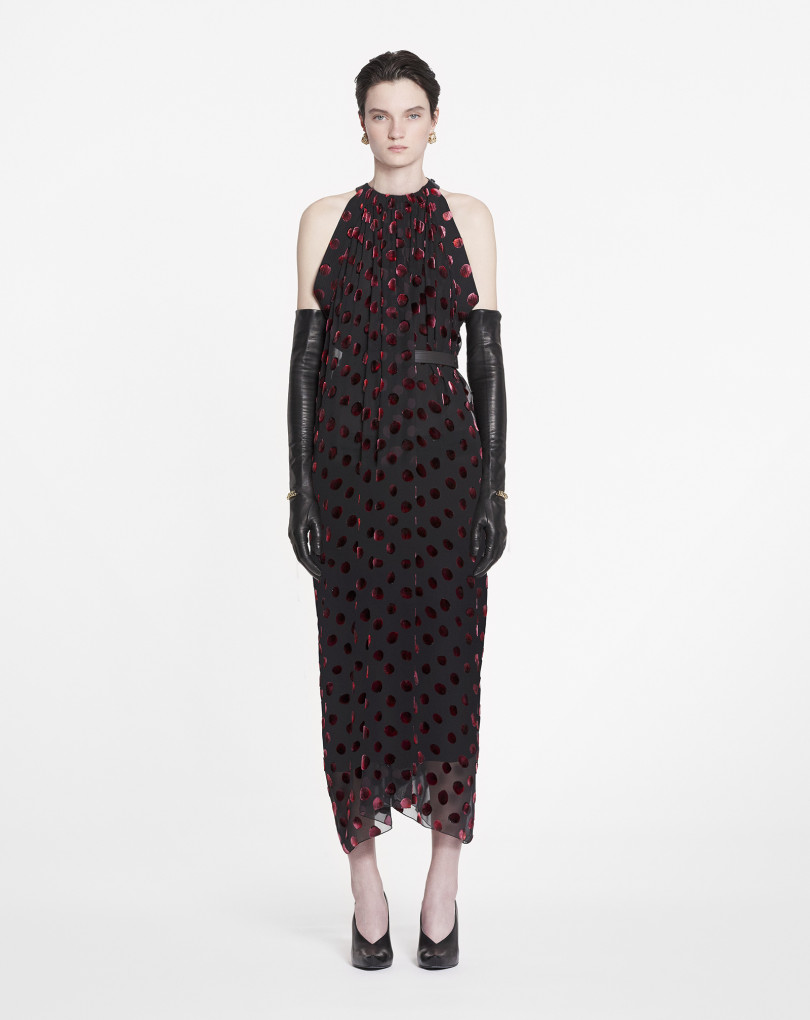 ROBE FLUIDE ASYMÉTRIQUE CEINTURÉE