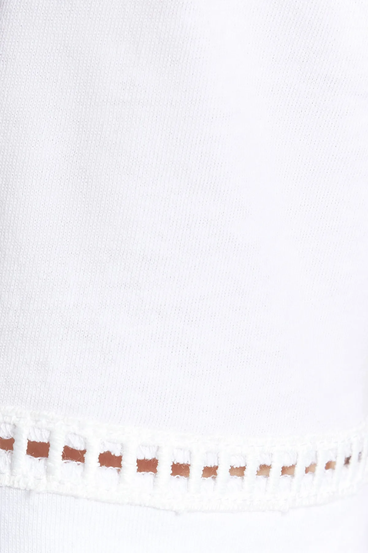 Trendyol Collection  Weißes Basic-Strick-T-Shirt aus 100 % Baumwolle mit Rundhalsausschnitt und Stickerei-Detail TWOSS23TS00012