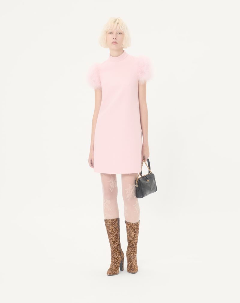 Vestido curto de crepe de alta costura com penas