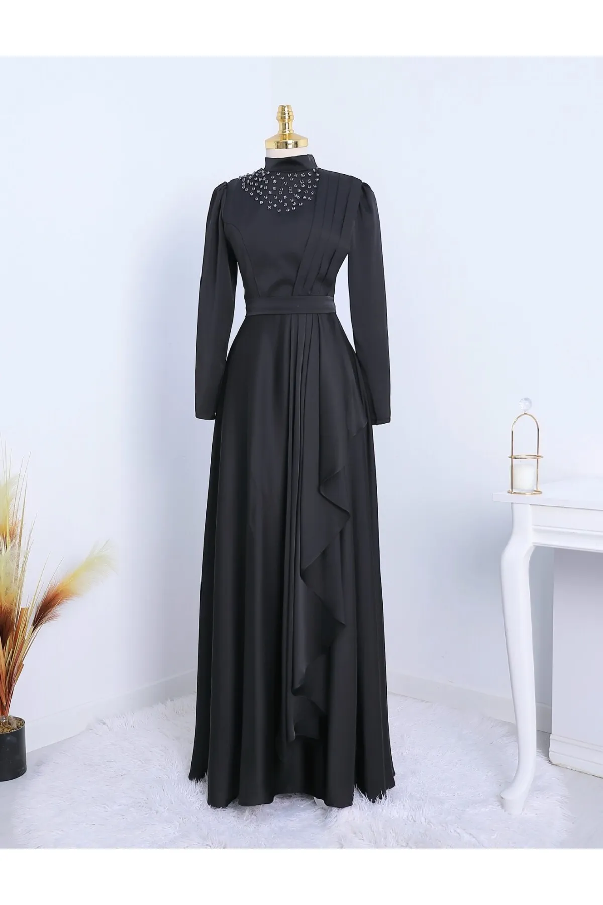 Modamorfo  Abendkleid aus Satin mit hohem Kragen und bestreuten Steinen