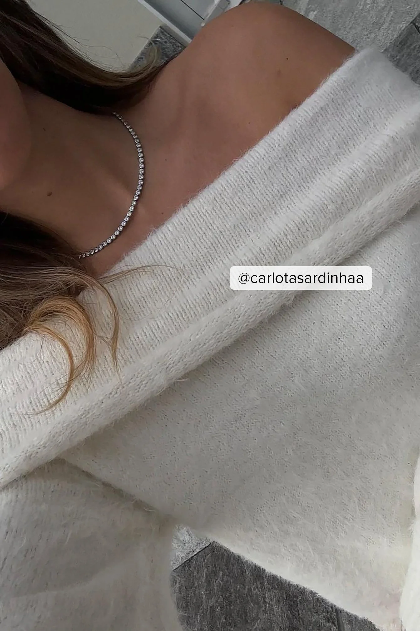 Schulterfreier Strickpullover mit Faltdetail