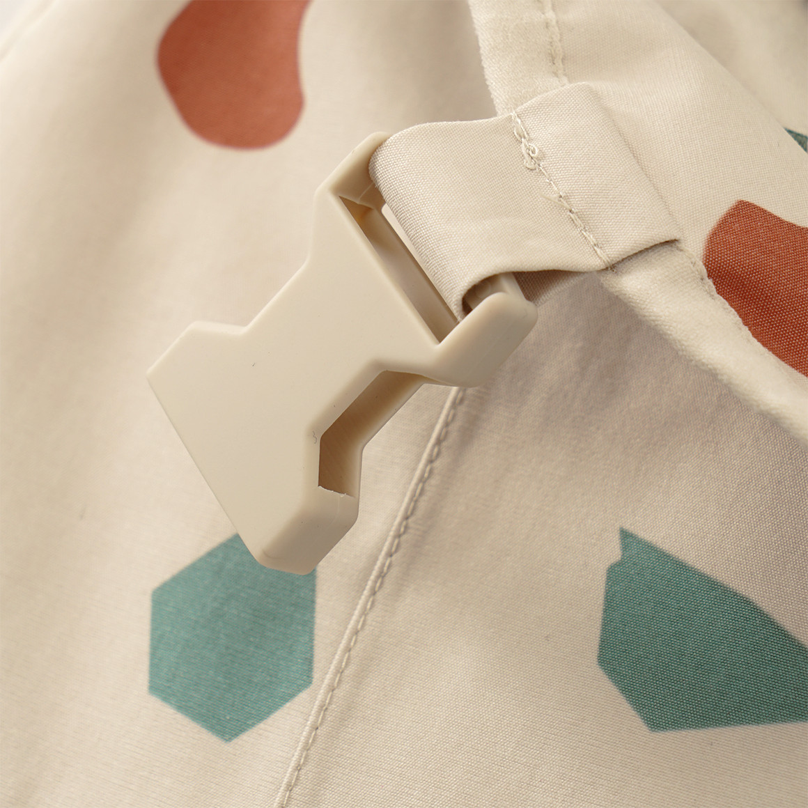 Baby Regenhose mit grafischem Allover-Print