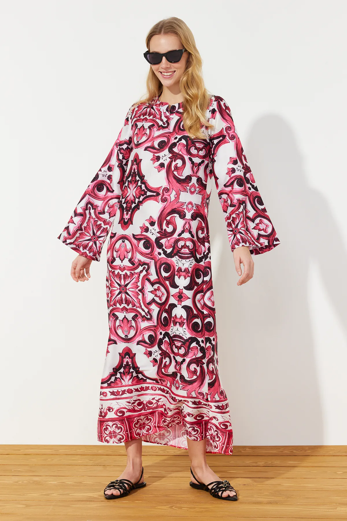 Trendyol Modest  Fuchsiafarbenes Abendkleid mit Ethnomuster und Satinoberfläche TCTSS23DB00028