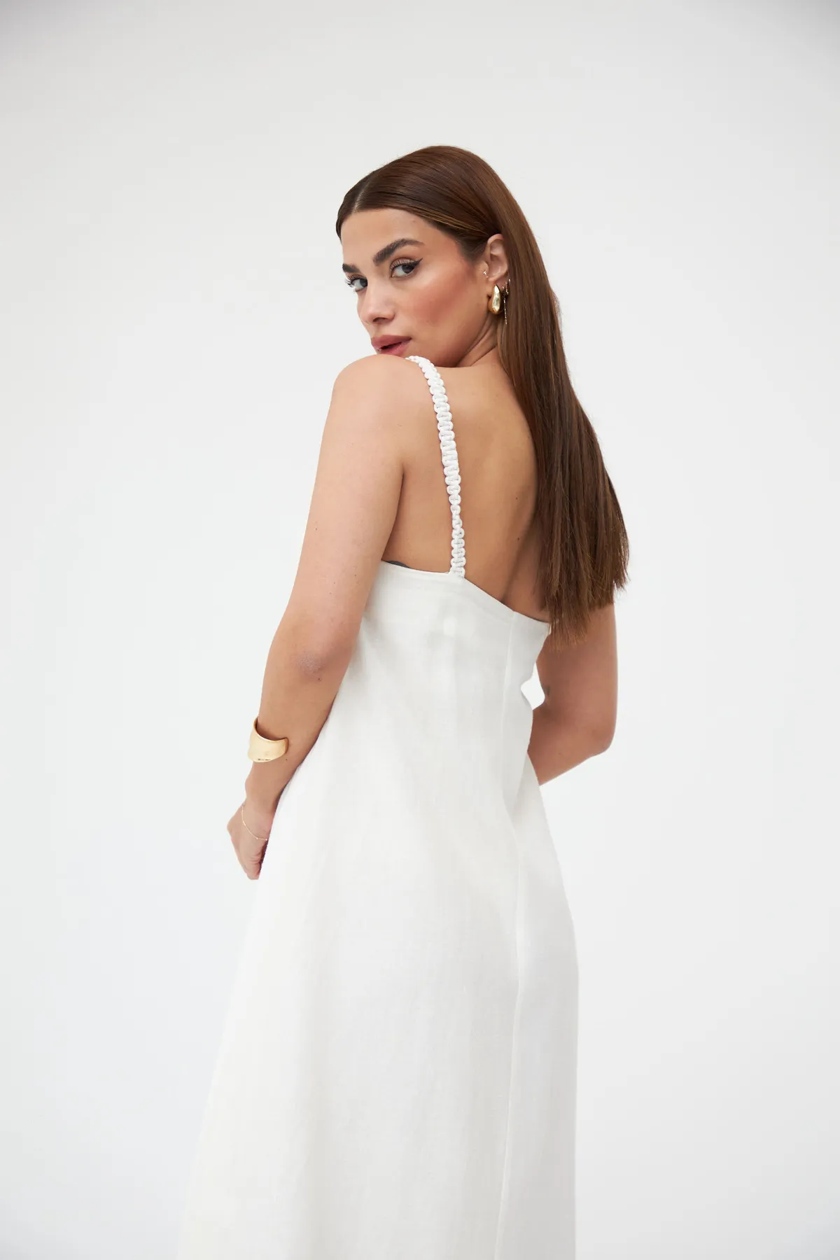 Laluvia  Ecrufarbenes, langes Leinenkleid mit Strickriemen