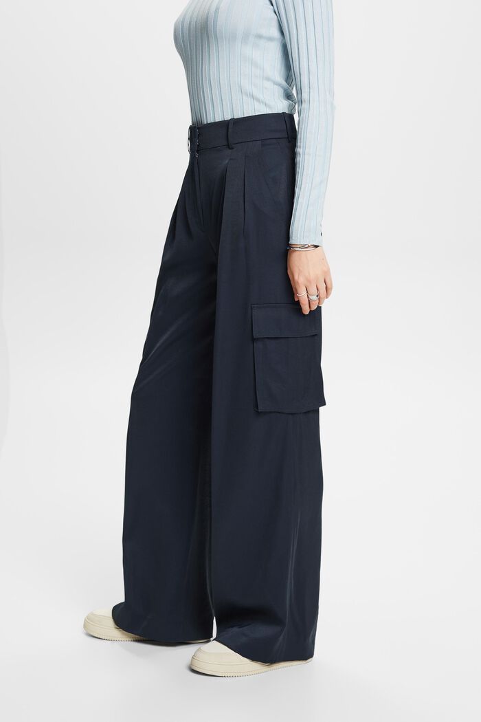 Cargohose mit hohem Bund und weitem Bein