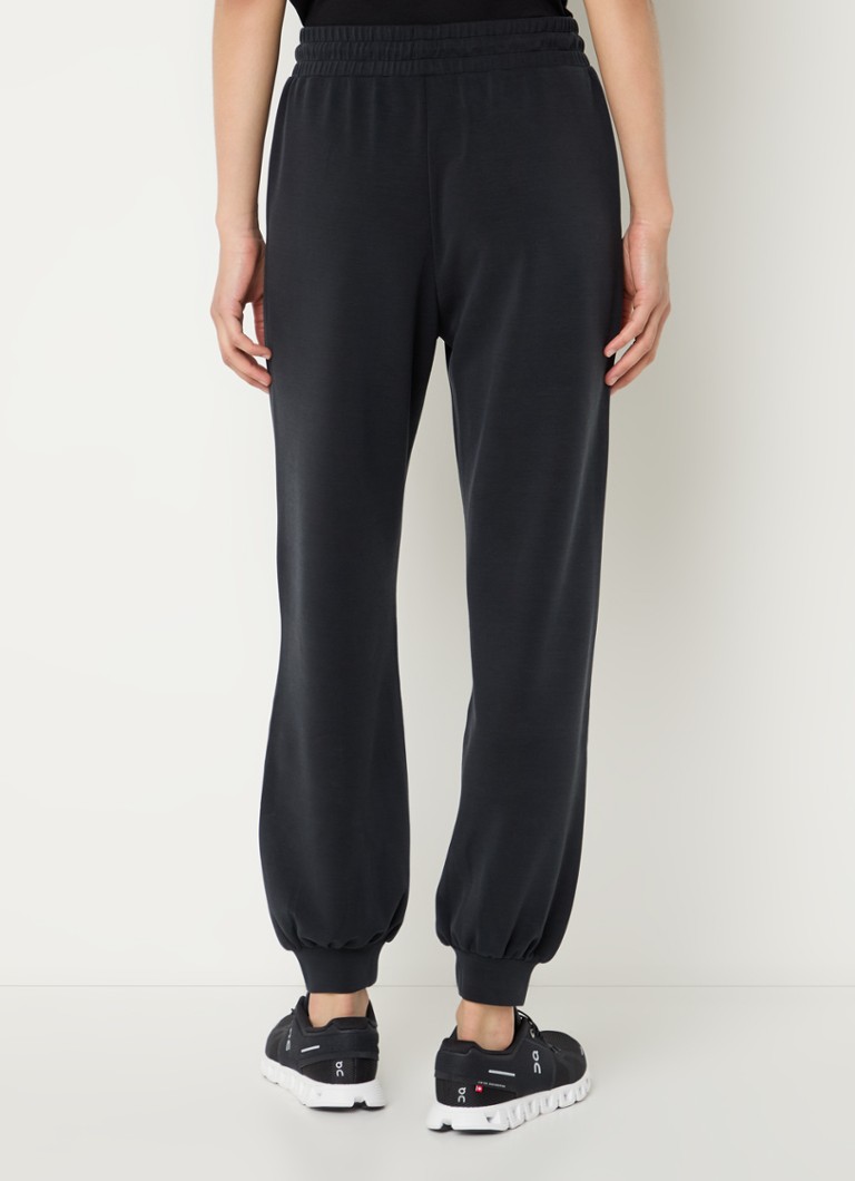 Pantaloni de trening cu talie înaltă și model conic pe picioare, decorați cu sigla Emporio Armani.