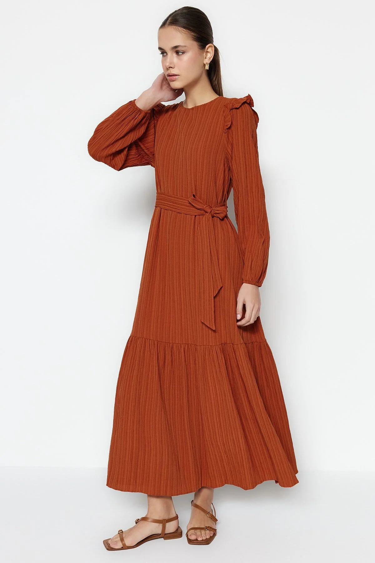 Trendyol Modest  Zimtfarbenes Kleid aus Viskose-Mischgewebe mit Gürtel, Rüschen an den Schultern und Volant-Futter TCTSS23EB00290