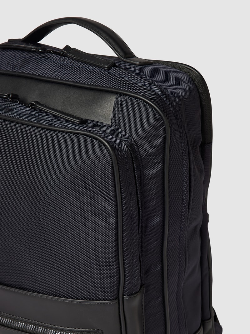 Rucksack mit tonalem Besatz in marineblau