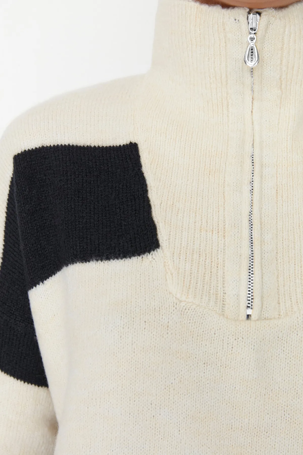 Trendyol Collection  Steinfarbener, weich strukturierter Strickpullover mit Stehkragen und Reißverschluss TWOAW22KZ0424