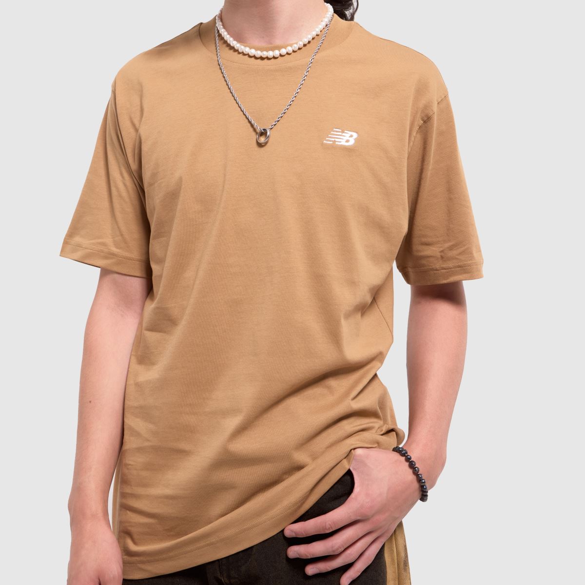 New Balance – Brun t-shirt i bomull med sportmönster