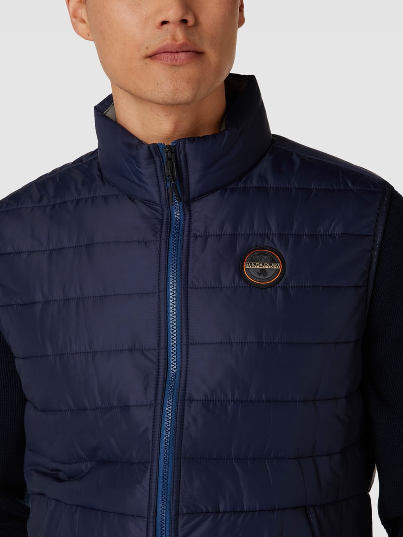 Steppweste mit Label-Patch Modell 'ACALMAR' in marineblau