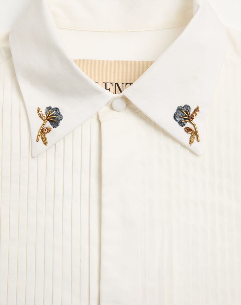 Valentino bomuldspoplinskjorte med plisseret plastron og broderi på kraven
