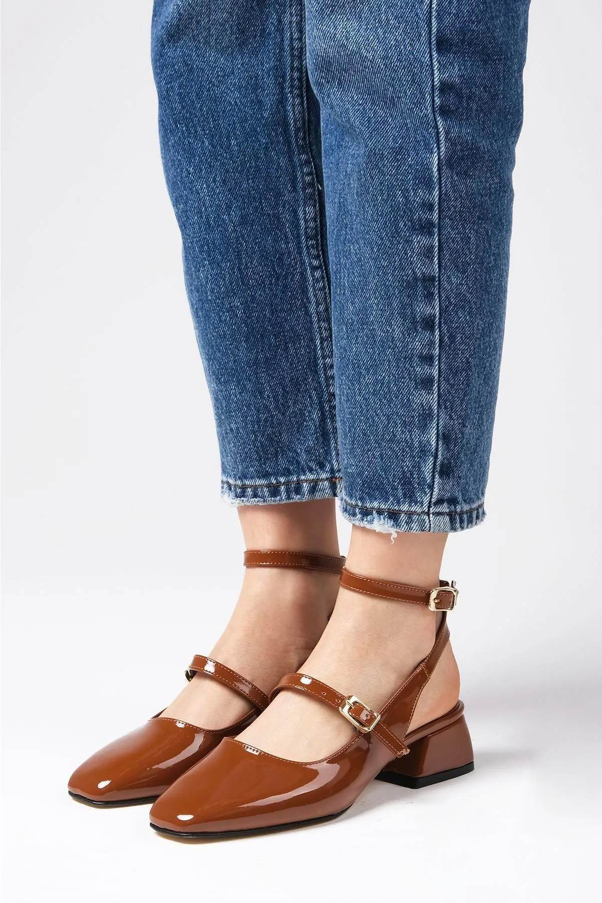 Mio Gusto  Audrey Hellbraune Lackleder-Damenschuhe mit offenem Rücken und niedrigem Absatz