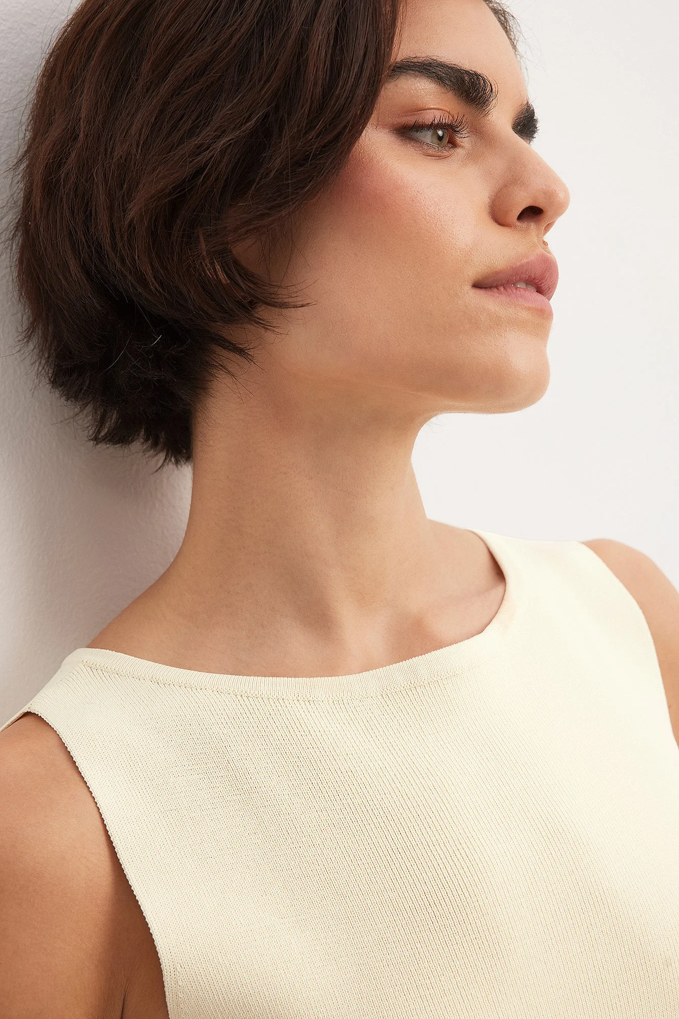 Feingestricktes ärmelloses Midi-Kleid