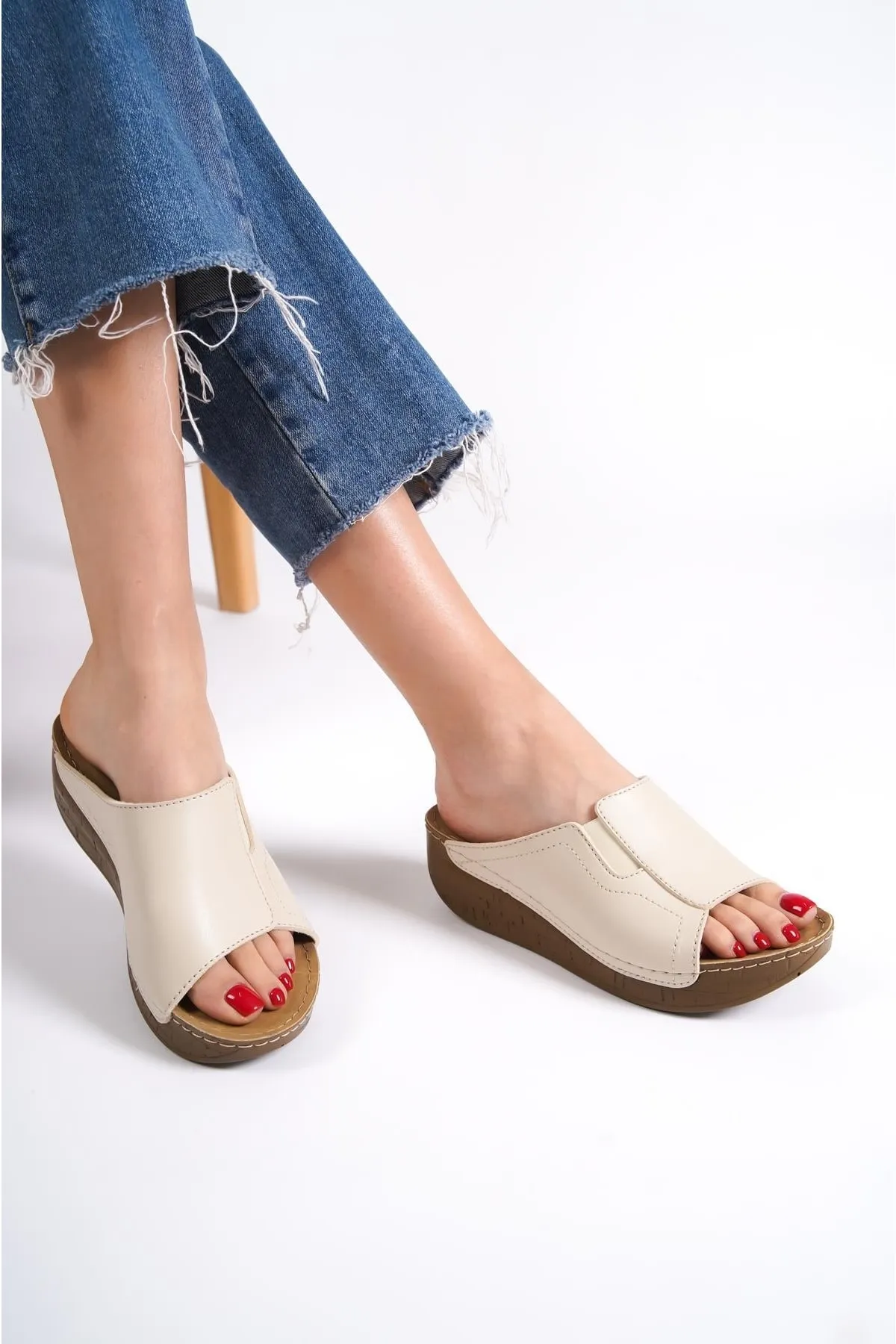 Capone Outfitters  Anatomisch weiche, bequeme Mutterhausschuhe mit Keilabsatz