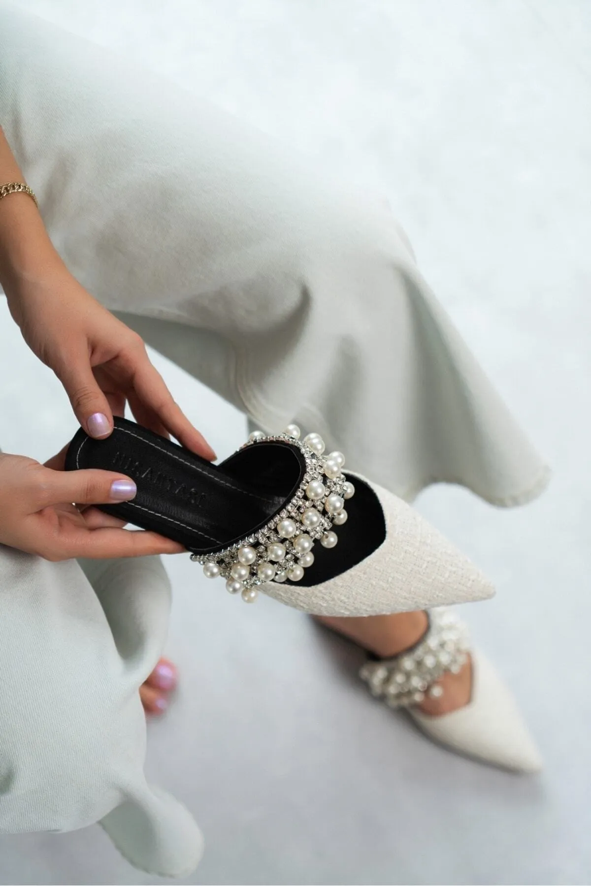 NİŞANTAŞI SHOES  Weiße Fomax-Damenhausschuhe mit Kelim-Perlendetail und Absatz