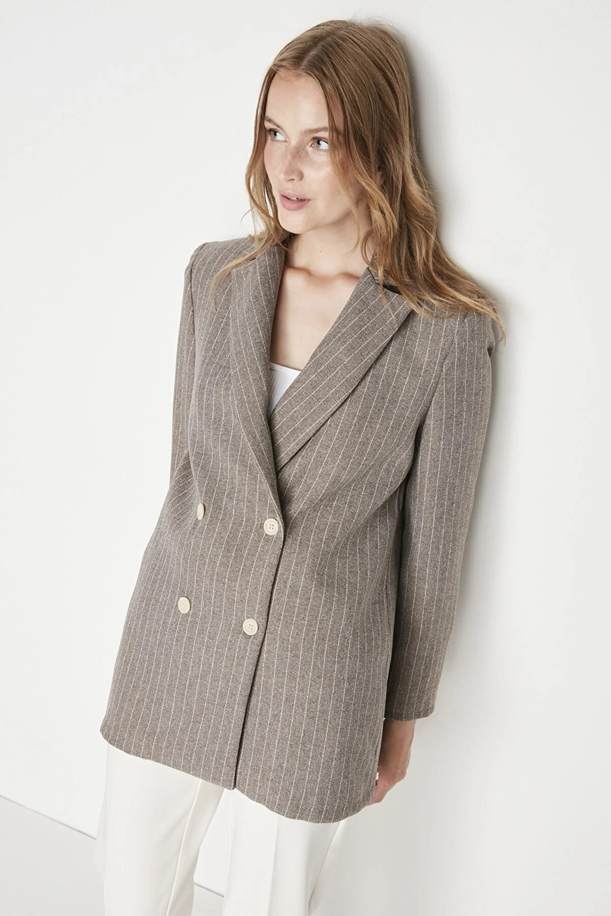 Trendyol Collection  Braune, regelmäßig gefütterte, zweireihige, gewebte Blazerjacke mit Streifenverschluss TWOAW23CE00100