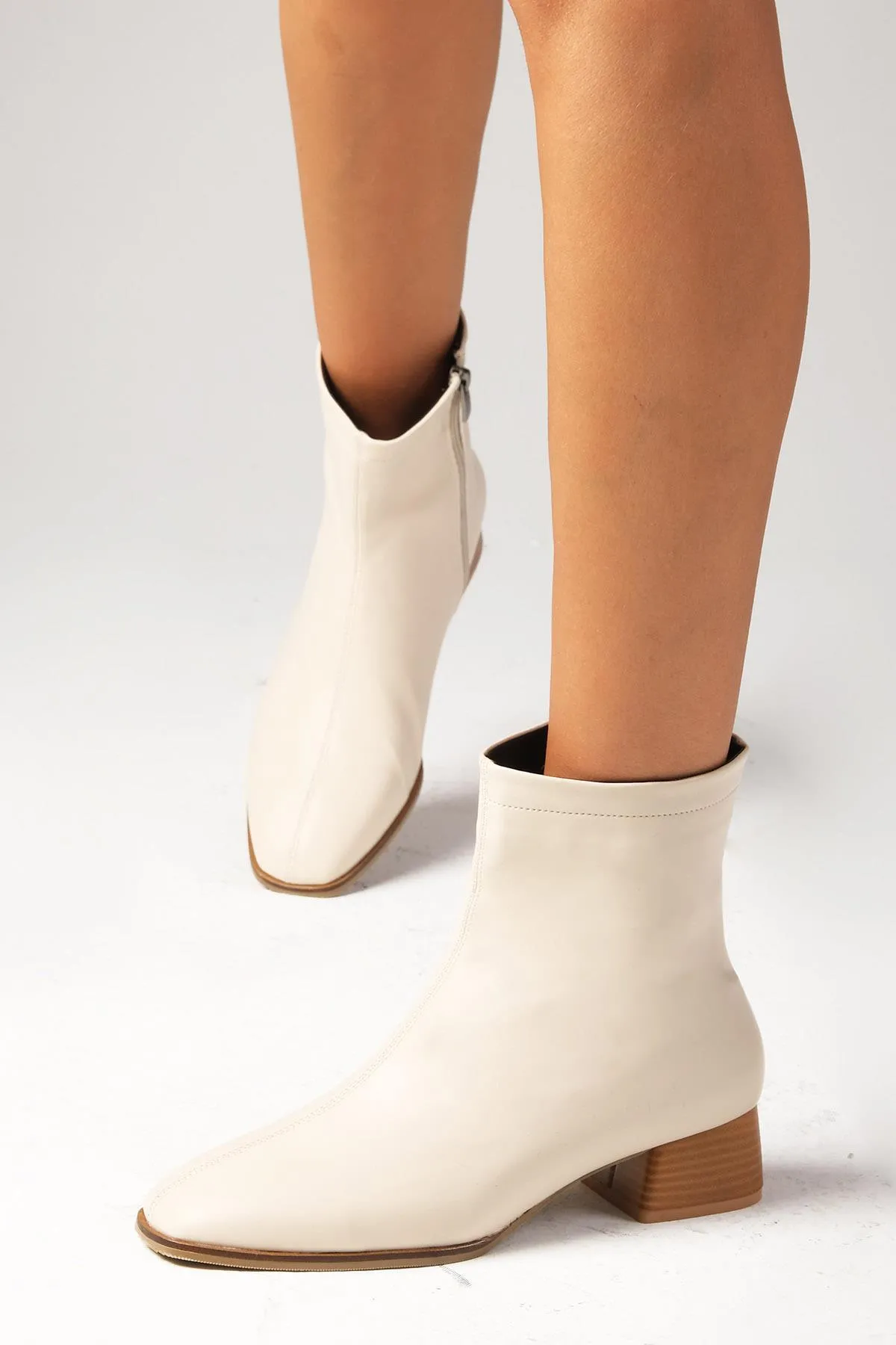 Mio Gusto  Tori Beige Farbe, dünnes Fellfutter, seitlicher Reißverschluss, stumpfe Damenstiefel mit Absatz