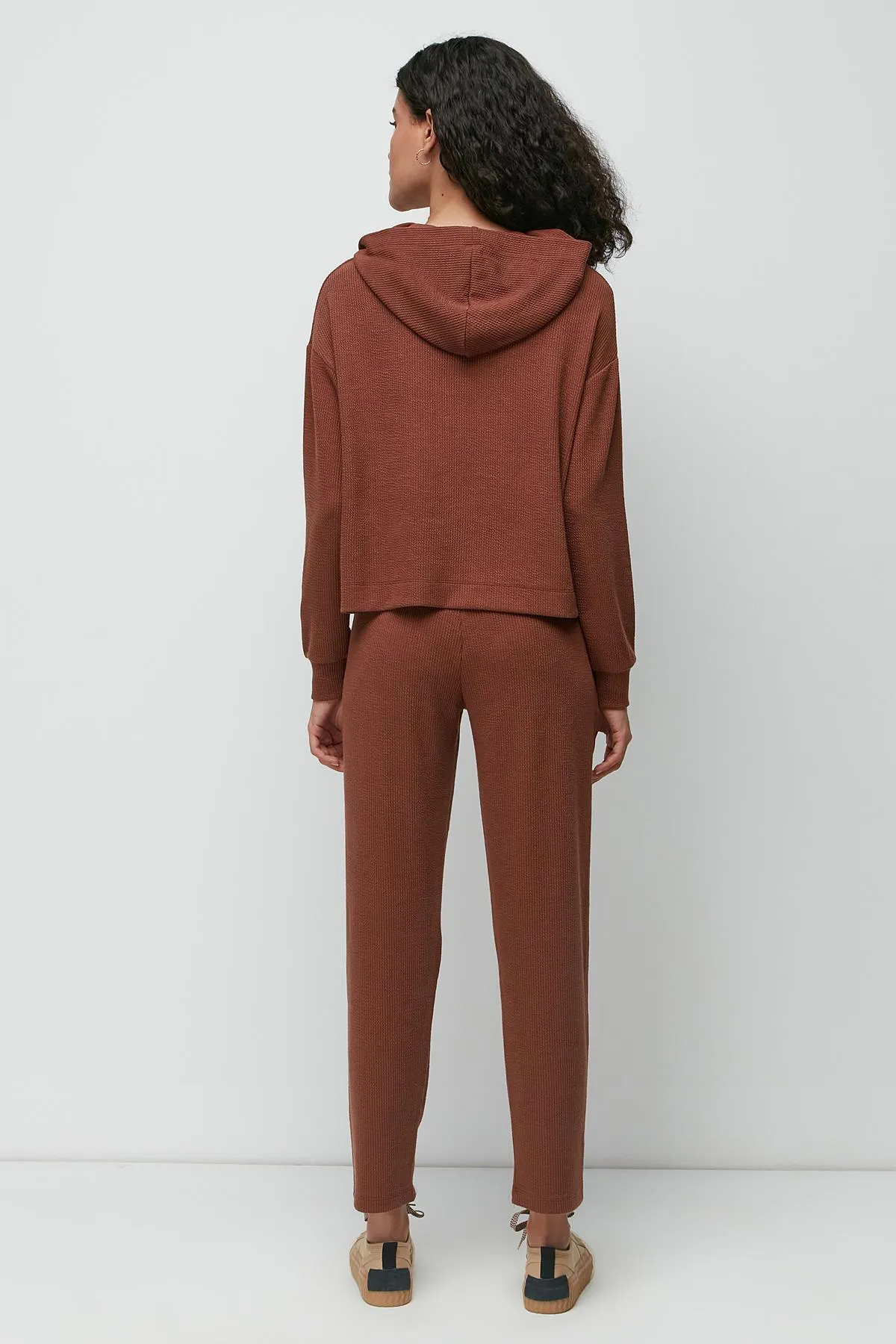 C&City  Geripptes Sweatshirt-Hosen-Set mit Kapuze 9131 Braun