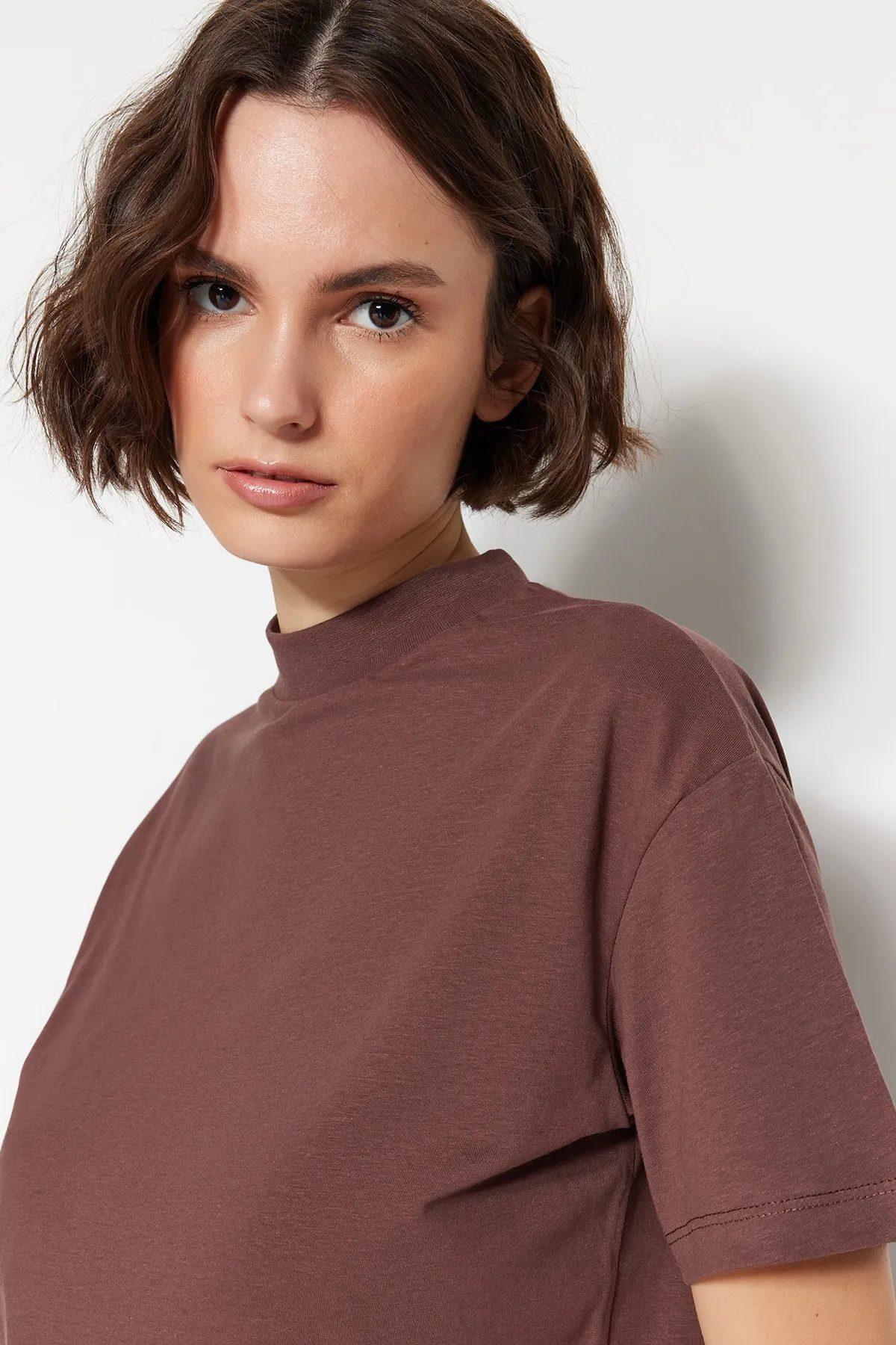 Trendyol Collection  Braun-Beige 2er-Pack Basic-Strick-T-Shirts mit Stehkragen aus 100 % Baumwolle TWOSS20TS1500