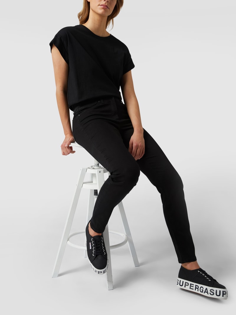 Slim Fit Stretchhose mit Bügelfalten in schwarz