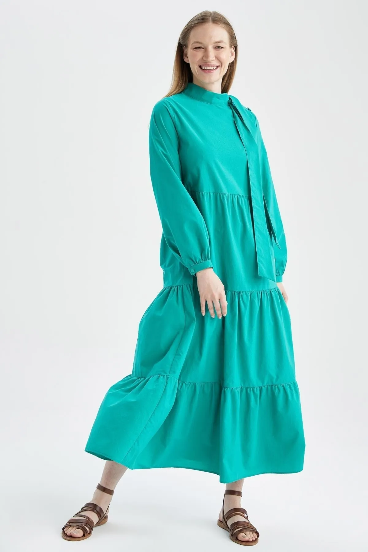DeFacto  Langes Kleid aus Popeline mit entspannter Passform, Schalkragen und Volants