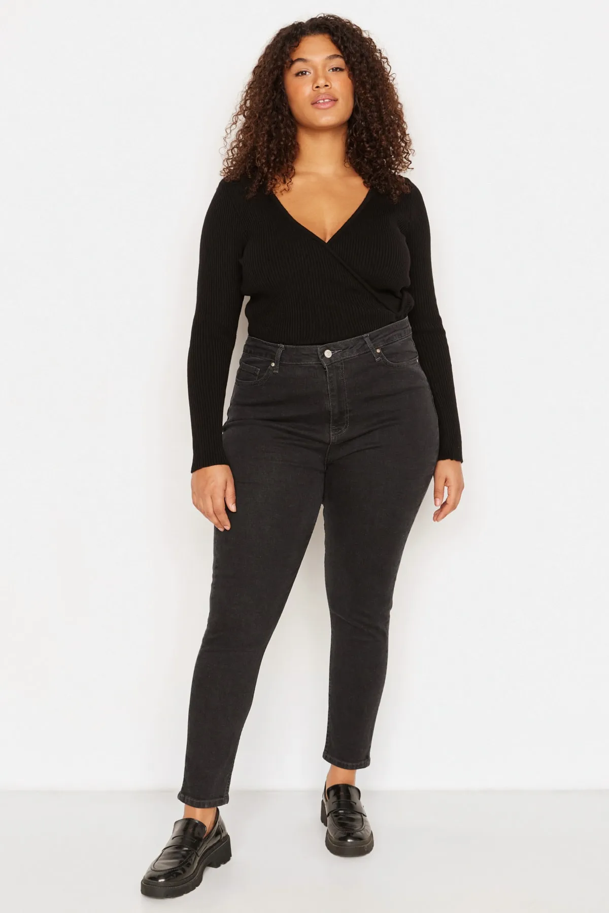 Trendyol Curve  Anthrazitfarbene Röhrenjeans mit hoher Taille TBBAW23JE00003