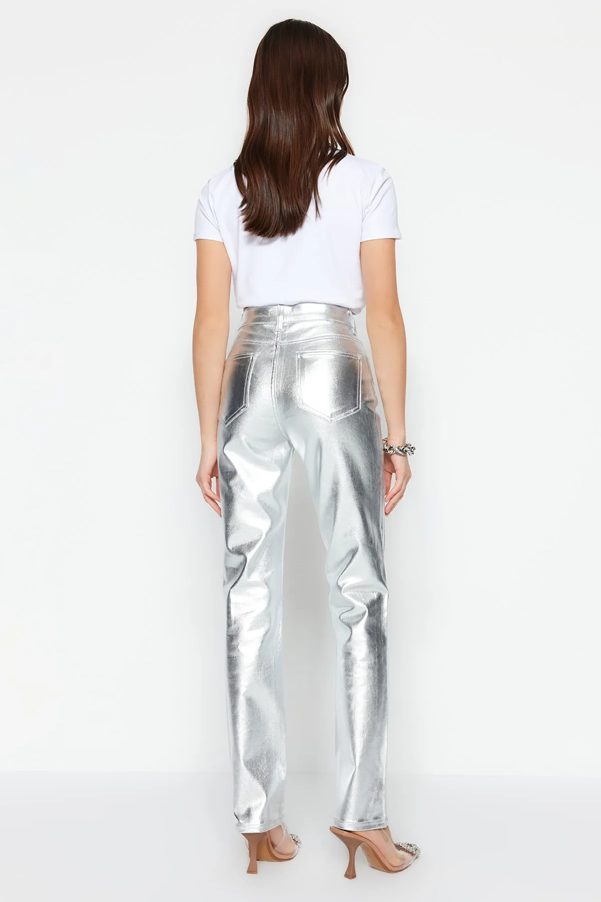 Trendyol Collection  Silberfarbene, glänzende, metallisch bedruckte Jeans mit hoher Taille und geradem Bein TWOSS23JE00243