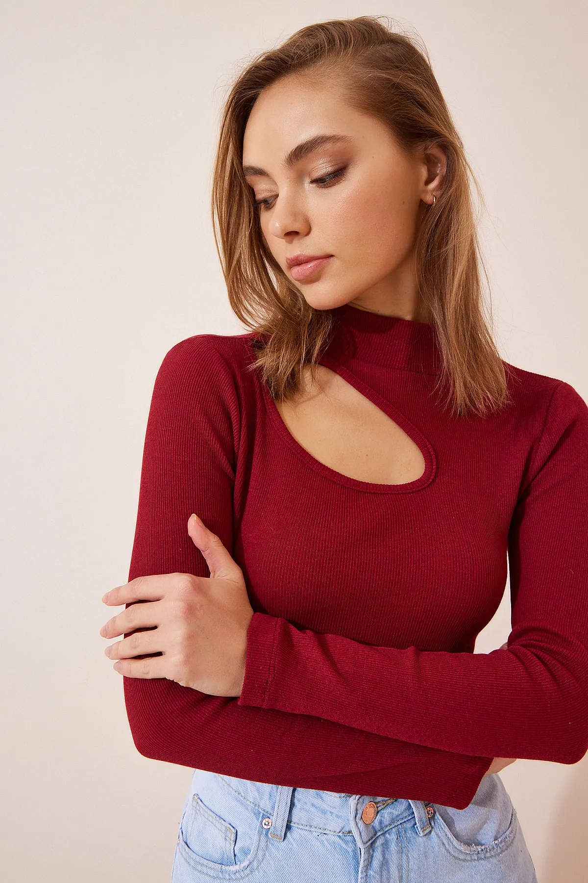 Happiness İstanbul  Damen-Bluse aus schnurgebundenem Strick mit Ausschnitten in Burgunderrot GT00065