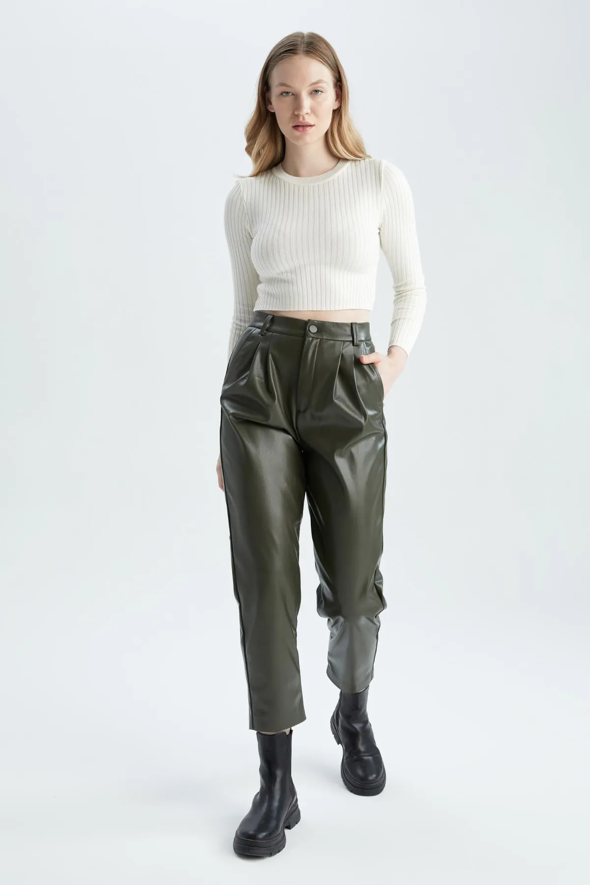 DeFacto  Karottenhose aus Kunstleder mit Taschen und Taschen