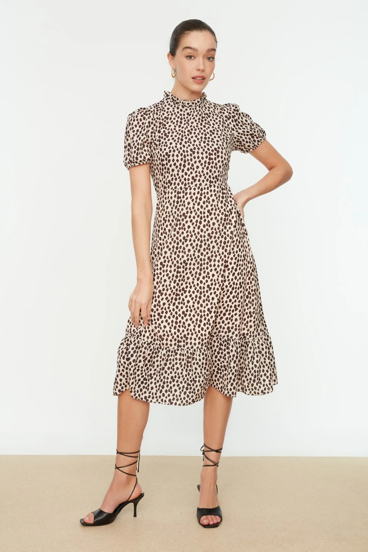 Trendyol Collection  Cremefarbenes A-Linien-Midikleid mit Blumenmuster TWOSS20EL0894