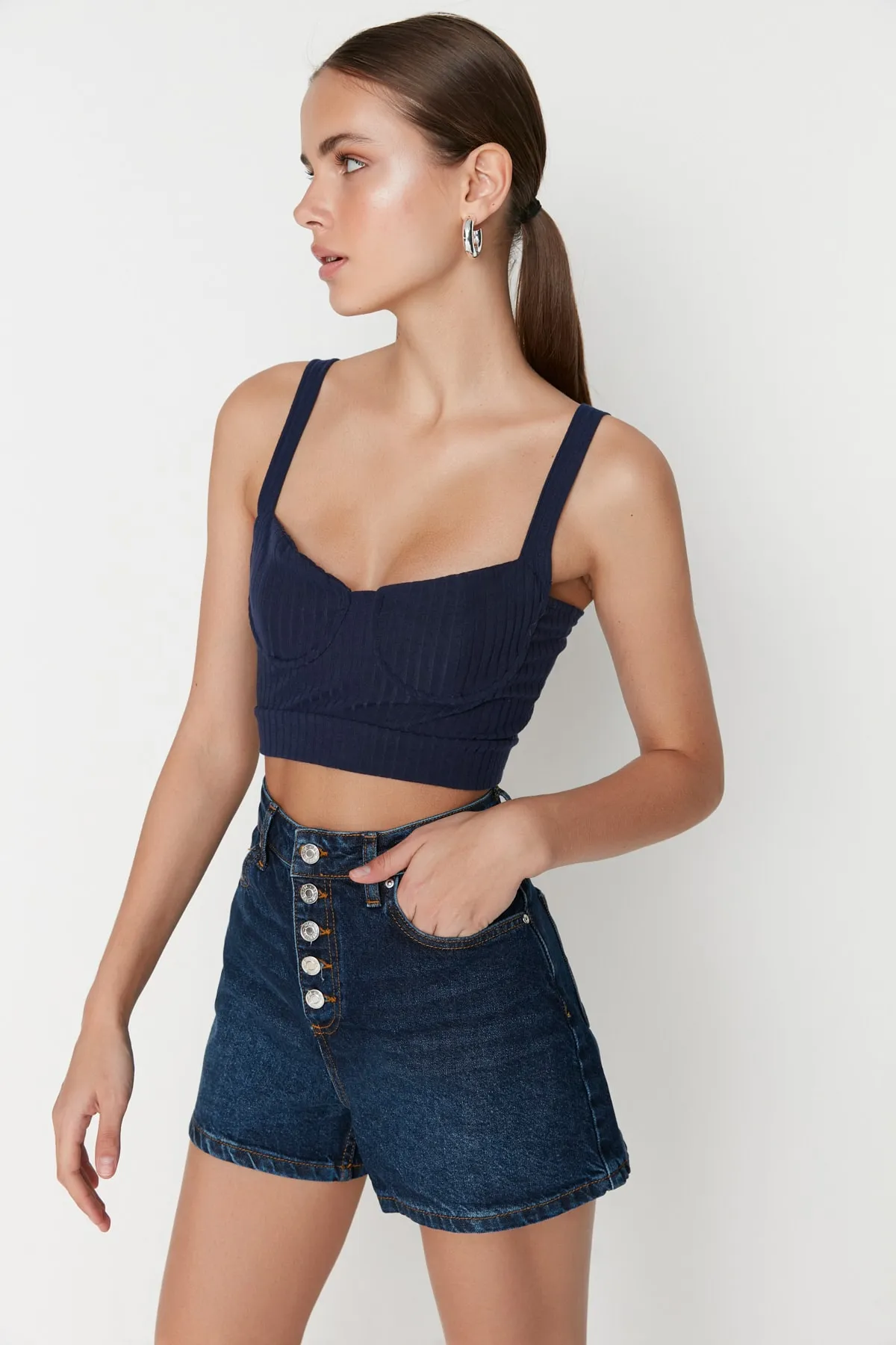 Trendyol Collection  Dunkelblaue, vorne geknöpfte Jeansshorts mit hoher Taille TWOSS22SR00112