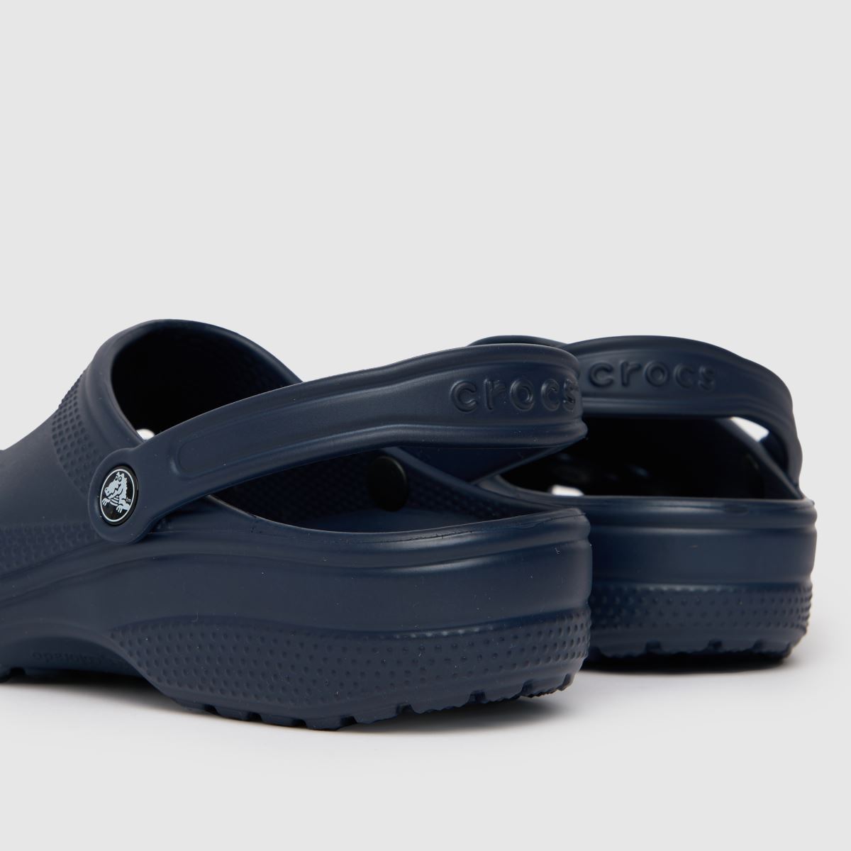 Crocs Classic klumpa szandál sötétkék színben