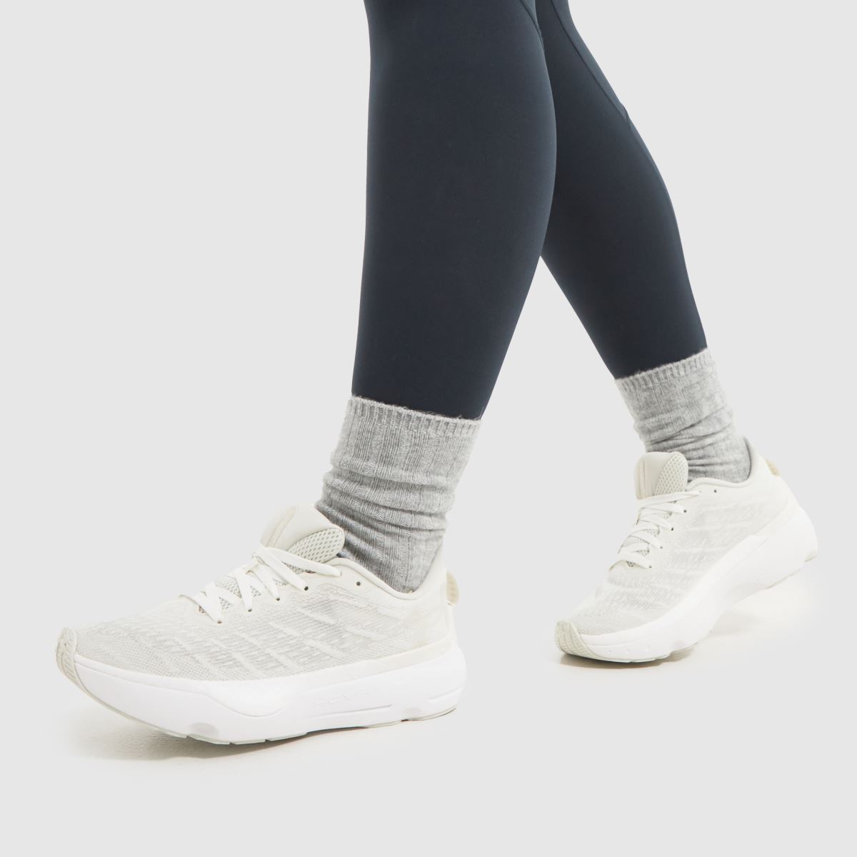 Under Armour – Infinite Pro – Vita och beige träningsskor