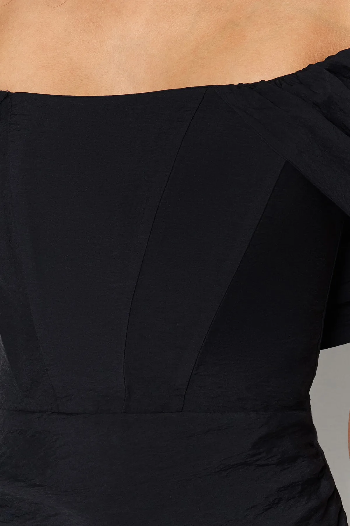 Trendyol Collection  Stilvolles Abendkleid im schwarzen Korsett-Look mit Raffdetails TPRSS22EL2025