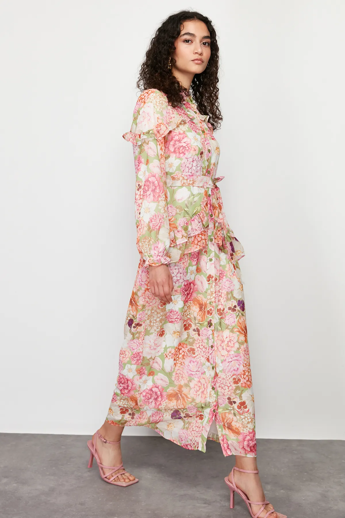 Trendyol Modest  Rosa Kleid aus gewebtem Chiffon mit Blumenmuster, Rüschendetail und Futter TCTSS24EB00003