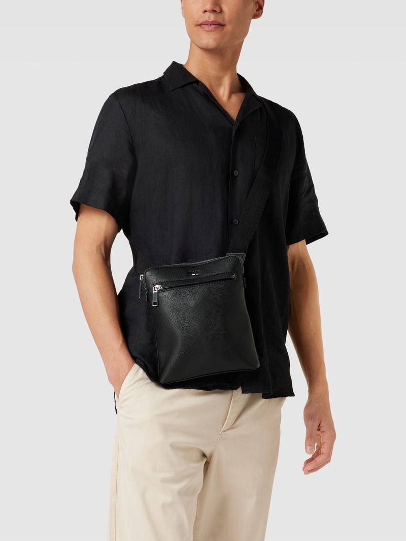 Umhängetasche mit Label-Applikation Modell 'Ray' in schwarz