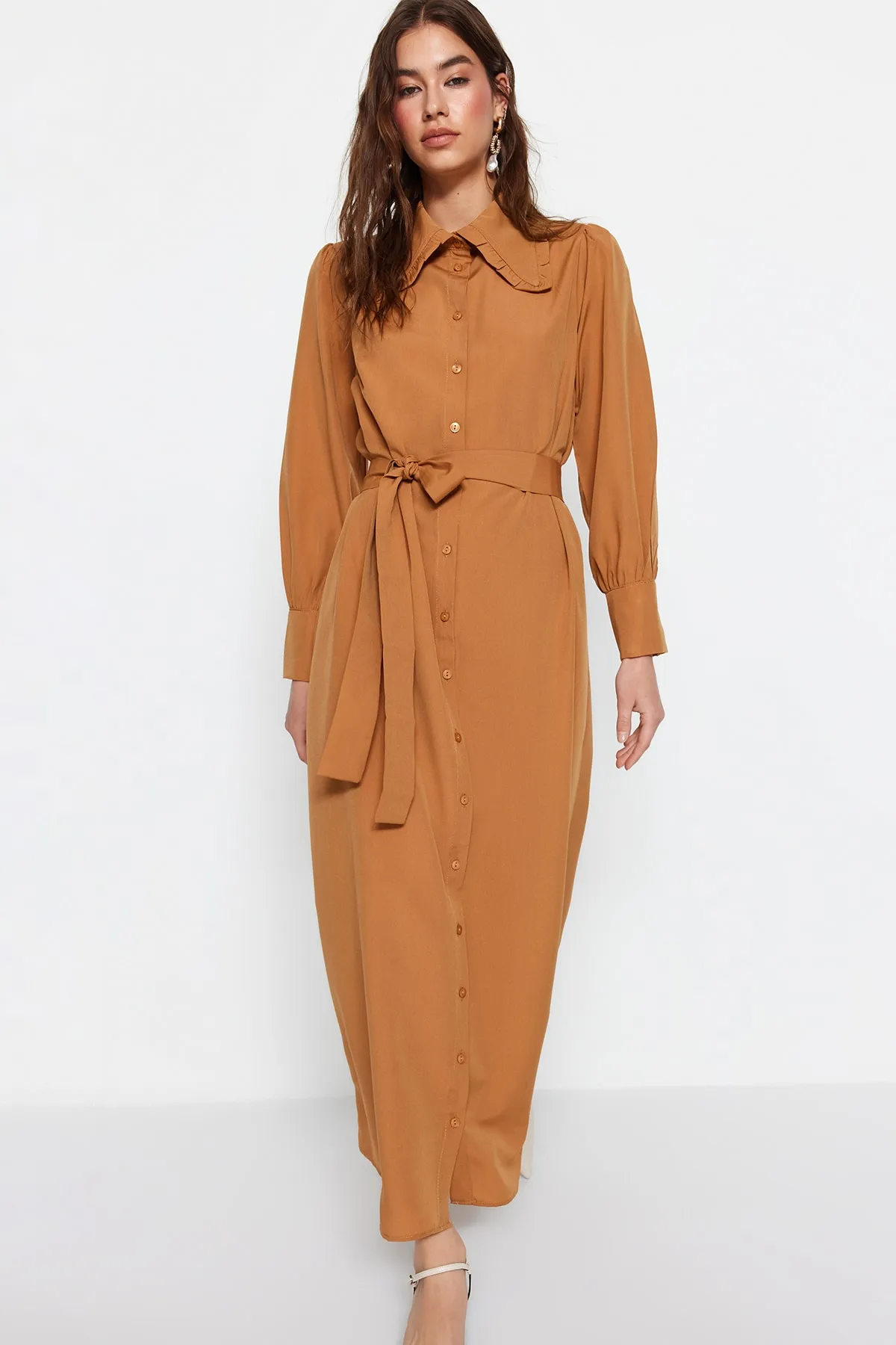 Trendyol Modest  Braunes gewebtes Kleid mit Gürtelkragen und Detail TCTSS23EB00376