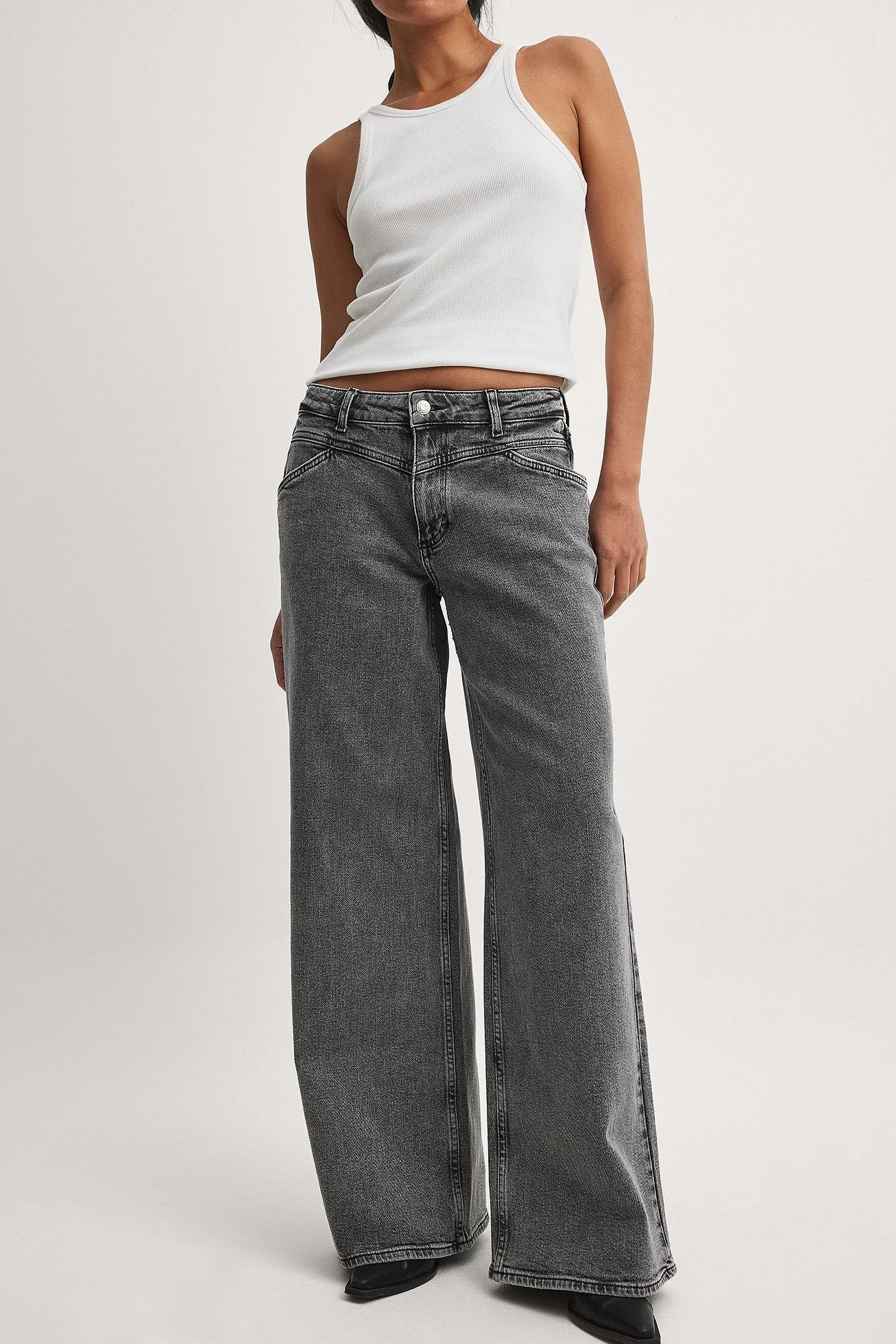 Weite Jeans mit niedriger Taille und Nahtdetails
